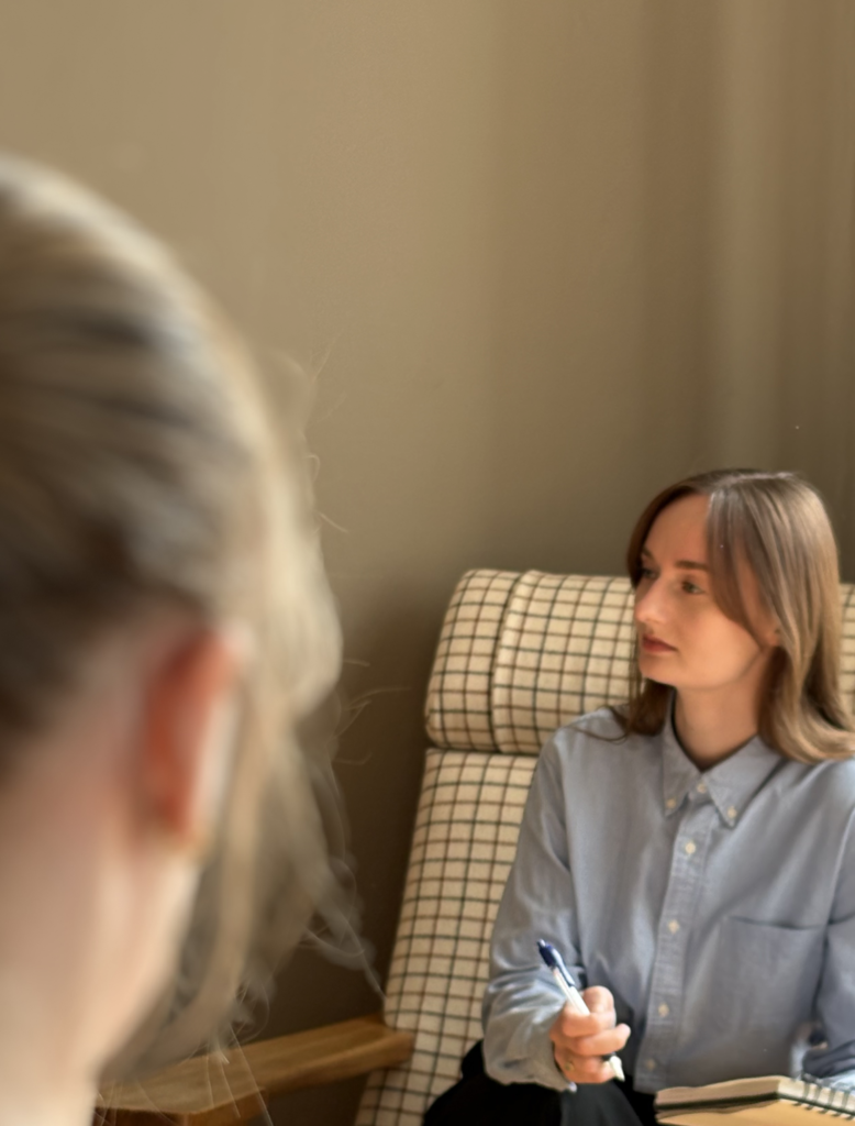 Parterapi ved utroskab – psykolog Louisa Madsen i samtale med par om tillidsbrud