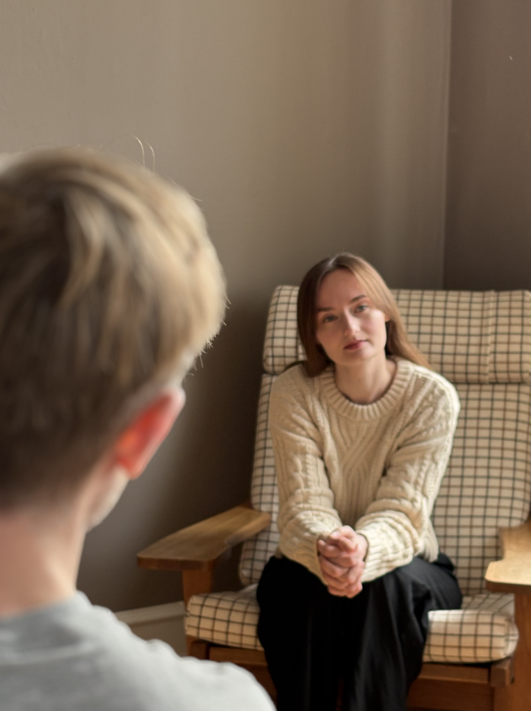 Psykolog Louisa Madsen hjælper et par i parterapi med fastlåste mønstre i deres forhold