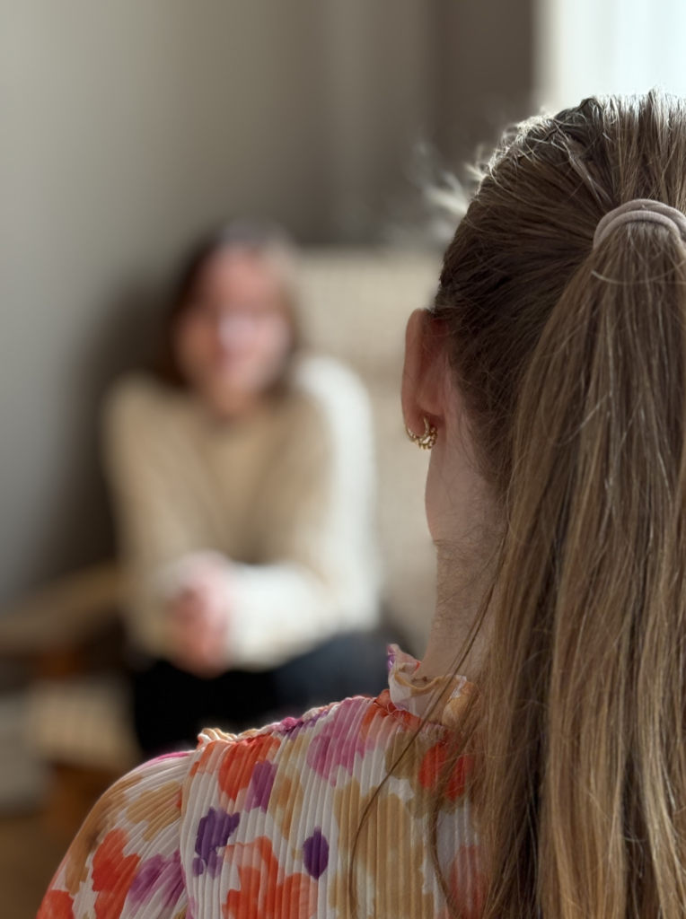 Psykolog Louisa Madsen taler med en klient om lavt selvværd i individuel terapi
