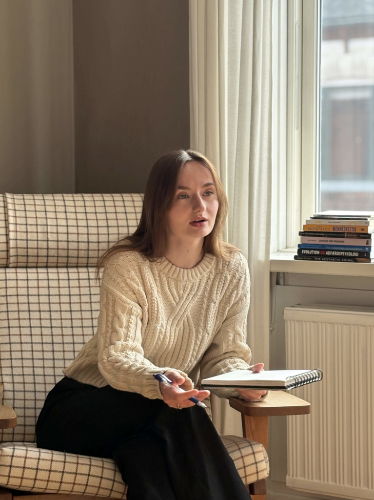 Psykolog Louisa Madsen taler med en klient om overtænkning og tankemylder i terapi
