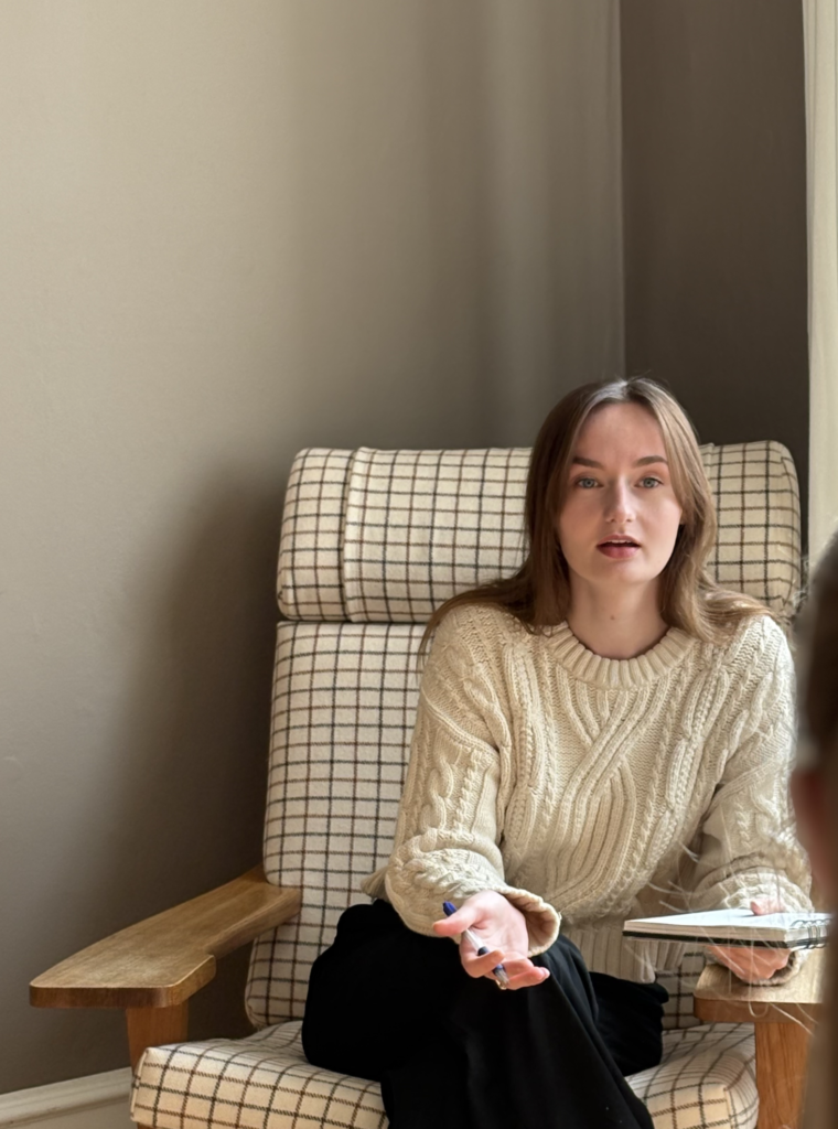 Psykolog og sexologisk rådgiver Louisa Madsen taler med en klient om lav sexlyst i tryg samtale