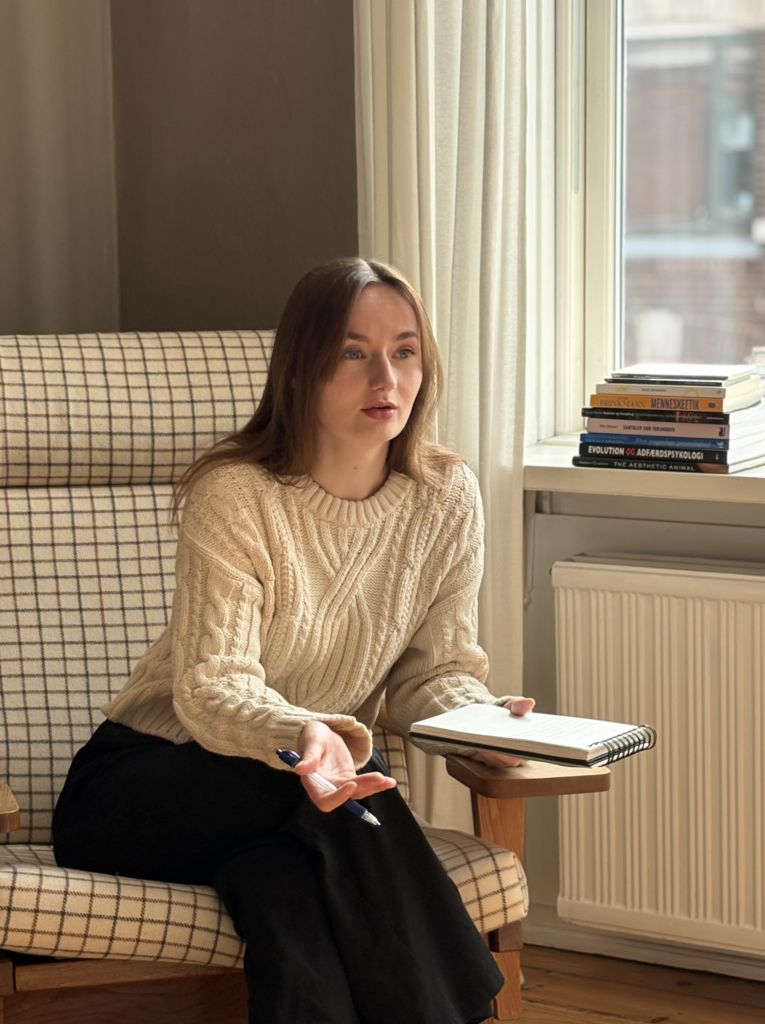 Psykolog og sexologisk rådgiver Louisa Madsen taler med en klient om erektionsproblemer i tryg samtale