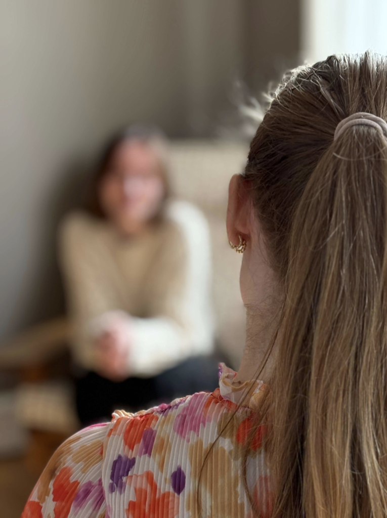 Psykolog og sexologisk rådgiver Louisa Madsen taler med en klient om tidligere oplevelser og intimitet i tryg terapi