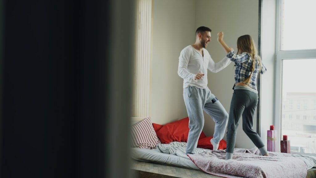 To hyggelige stole står klar til parterapi – venter bare på næste par.