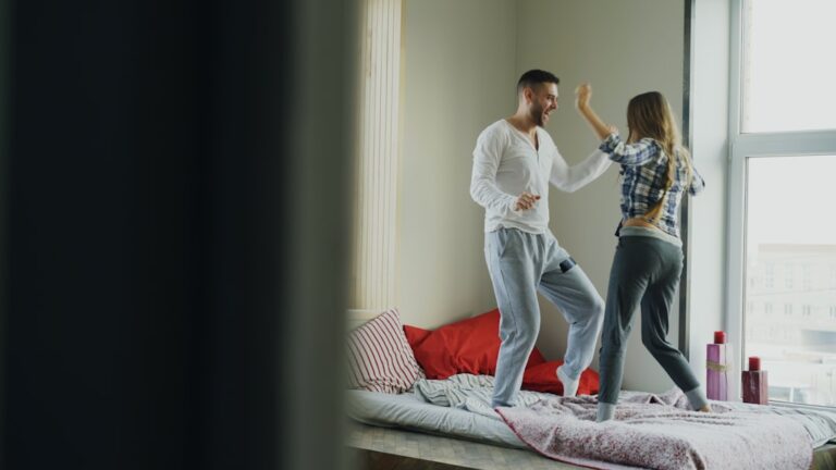 To hyggelige stole står klar til parterapi – venter bare på næste par.