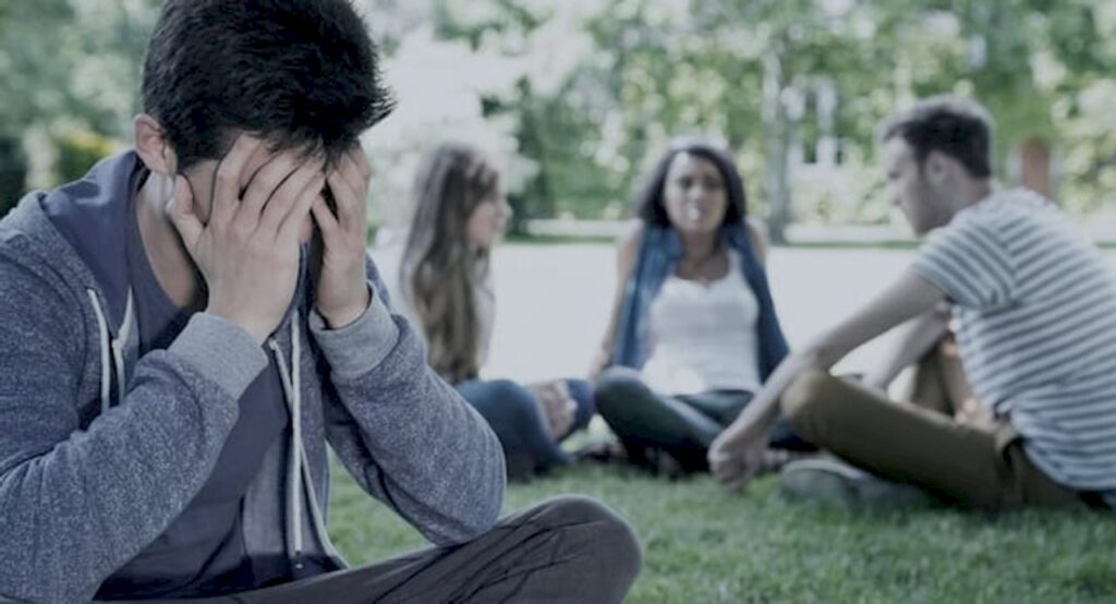 Kvinde får hjælp til at håndtere social angst hos psykolog